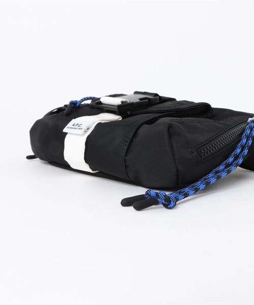 A.P.C.（アーペーセー）の「BANANE TREK（ボディバッグ/ウエストポーチ・メンズ・ブラック・ONESIZE）」の4枚目の写真