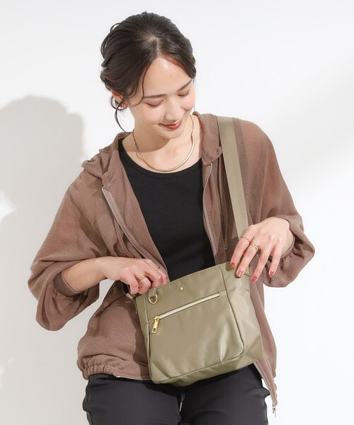 SHOO・LA・RUE(シューラルー)の「【撥水】フロントファスナーポケットショルダー(ショルダーバッグ・レディース・キャメル/ブラック/ナチュラル・00)」の2枚目の写真