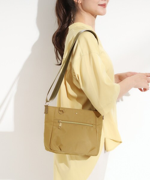 SHOO・LA・RUE(シューラルー)の「【撥水】フロントファスナーポケットショルダー(ショルダーバッグ・レディース・キャメル/ブラック/ナチュラル・00)」の3枚目の写真