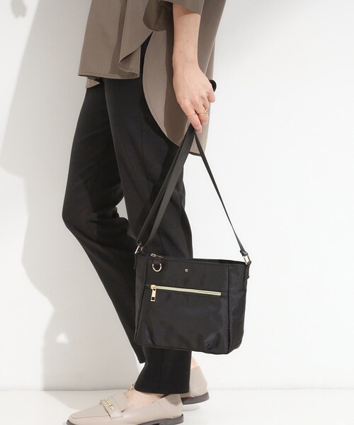 SHOO・LA・RUE(シューラルー)の「【撥水】フロントファスナーポケットショルダー(ショルダーバッグ・レディース・キャメル/ブラック/ナチュラル・00)」の1枚目の写真