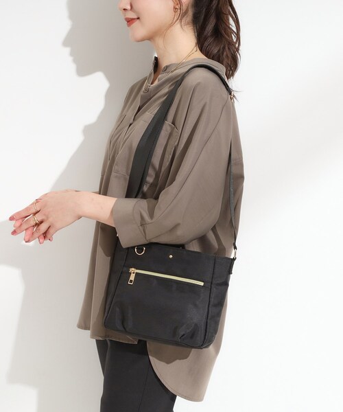 SHOO・LA・RUE(シューラルー)の「【撥水】フロントファスナーポケットショルダー(ショルダーバッグ・レディース・キャメル/ブラック/ナチュラル・00)」の4枚目の写真