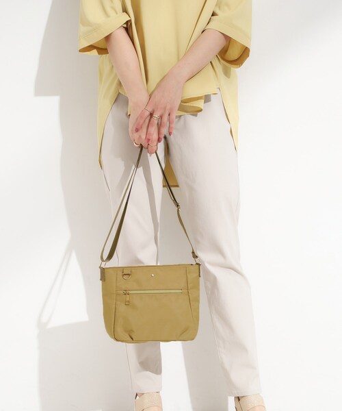 SHOO・LA・RUE(シューラルー)の「【撥水】フロントファスナーポケットショルダー(ショルダーバッグ・レディース・キャメル/ブラック/ナチュラル・00)」の6枚目の写真
