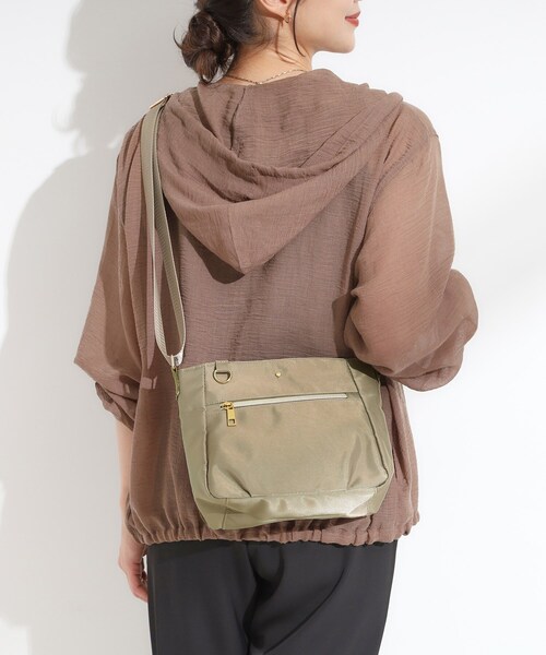 SHOO・LA・RUE(シューラルー)の「【撥水】フロントファスナーポケットショルダー(ショルダーバッグ・レディース・キャメル/ブラック/ナチュラル・00)」の8枚目の写真
