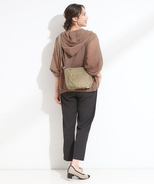 SHOO・LA・RUE(シューラルー)の「【撥水】フロントファスナーポケットショルダー(ショルダーバッグ・レディース・キャメル/ブラック/ナチュラル・00)」の9枚目の写真