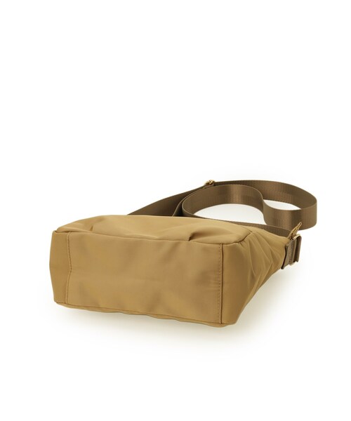 SHOO・LA・RUE(シューラルー)の「【撥水】フロントファスナーポケットショルダー(ショルダーバッグ・レディース・キャメル/ブラック/ナチュラル・00)」の15枚目の写真