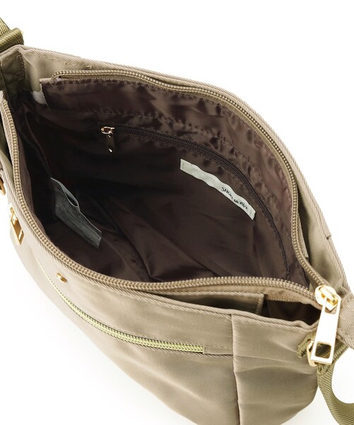 SHOO・LA・RUE(シューラルー)の「【撥水】フロントファスナーポケットショルダー(ショルダーバッグ・レディース・キャメル/ブラック/ナチュラル・00)」の17枚目の写真