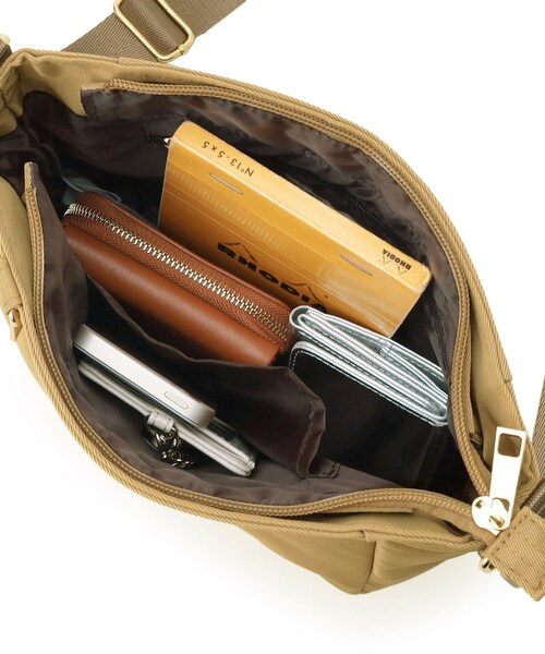 SHOO・LA・RUE(シューラルー)の「【撥水】フロントファスナーポケットショルダー(ショルダーバッグ・レディース・キャメル/ブラック/ナチュラル・00)」の19枚目の写真