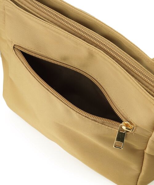 SHOO・LA・RUE(シューラルー)の「【撥水】フロントファスナーポケットショルダー(ショルダーバッグ・レディース・キャメル/ブラック/ナチュラル・00)」の22枚目の写真