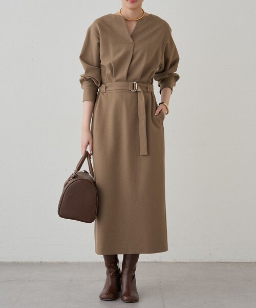 LOUNGEDRESS（ラウンジドレス）の「タックVベルトワンピース（ワンピース・レディース・モカ/ブラック・FREE）」の5枚目の写真