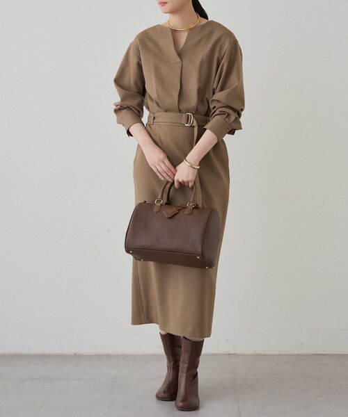 LOUNGEDRESS（ラウンジドレス）の「タックVベルトワンピース（ワンピース・レディース・モカ/ブラック・FREE）」の4枚目の写真