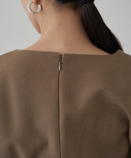 LOUNGEDRESS（ラウンジドレス）の「タックVベルトワンピース（ワンピース・レディース・モカ/ブラック・FREE）」の16枚目の写真