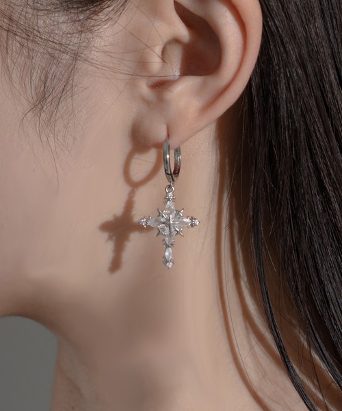 apres jour mignon(アプレジュールミニョン)の「【apresjour mignon×ARIAZ】クロスモチーフシルバーピアス(ピアス(両耳用)・レディース・シルバー・ONESIZE)」の1枚目の写真