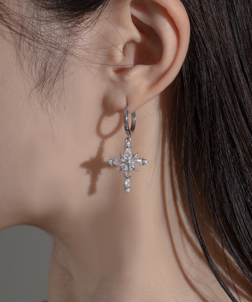 apres jour mignon(アプレジュールミニョン)の「【apresjour mignon×ARIAZ】クロスモチーフシルバーピアス(ピアス(両耳用)・レディース・シルバー・ONESIZE)」の3枚目の写真