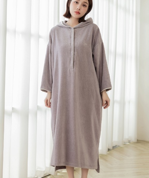 tu-hacci（ツーハッチ）の「湯上がりタオルワンピース（ガウン/バスローブ・レディース・アイボリー/モーブ系/チャコールグレー・F）」の3枚目の写真