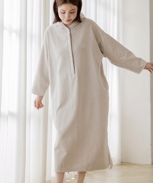 tu-hacci（ツーハッチ）の「湯上がりタオルワンピース（ガウン/バスローブ・レディース・アイボリー/モーブ系/チャコールグレー・F）」の2枚目の写真