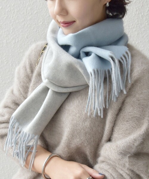 SHIPS（シップス）の「カシミヤ リバーシブル マフラー（マフラー・レディース・オフホワイト/ダークグレー/ライトグレー/ベージュ系/ピンク/ライトブルー・ONE SIZE）」の5枚目の写真