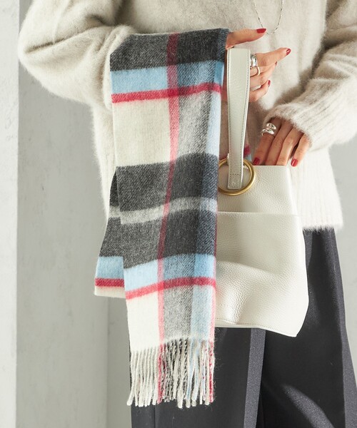 SHIPS（シップス）の「カシミヤ リバーシブル マフラー（マフラー・レディース・オフホワイト/ダークグレー/ライトグレー/ベージュ系/ピンク/ライトブルー・ONE SIZE）」の9枚目の写真