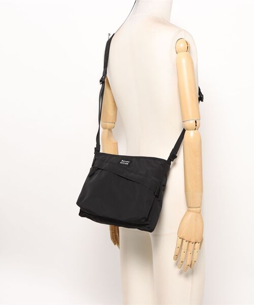 BEAMS DESIGN(ビームス デザイン)の「BEAMSDESIGN(ビームスデザイン)Diagonal サコッシュバッグ(ショルダーバッグ・メンズ・ブラック/カーキ/オリーブ/ネイビー・FREE)」の5枚目の写真