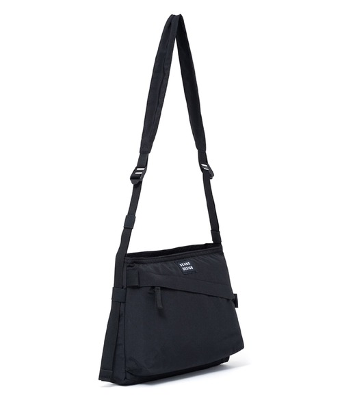BEAMS DESIGN(ビームス デザイン)の「BEAMSDESIGN(ビームスデザイン)Diagonal サコッシュバッグ(ショルダーバッグ・メンズ・ブラック/カーキ/オリーブ/ネイビー・FREE)」の6枚目の写真