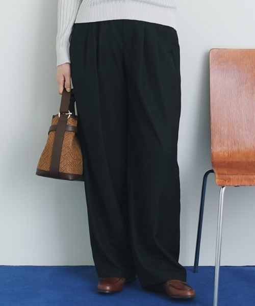 ＴＨＲＥＥ　ＦＩＦＴＹ　ＳＴＡＮＤＡＲＤ　タックテーパードパンツ〈ブラック〉