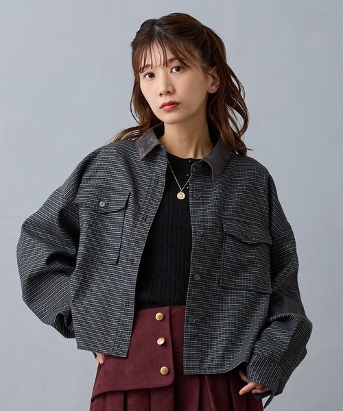 NICOLE CLUB（ニコル　クラブ）の「クロップドチェックシャツ（シャツ/ブラウス・レディース・チャコール/グレー/ベージュ・MEDIUM）」の3枚目の写真
