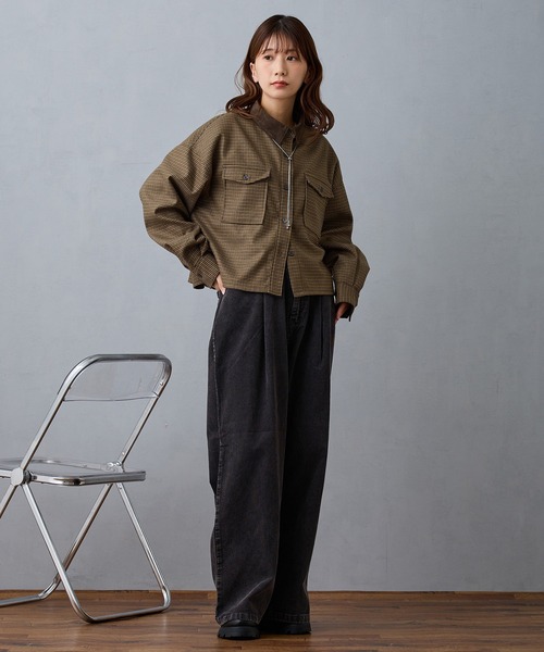 NICOLE CLUB（ニコル　クラブ）の「クロップドチェックシャツ（シャツ/ブラウス・レディース・チャコール/グレー/ベージュ・MEDIUM）」の4枚目の写真