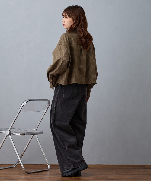NICOLE CLUB（ニコル　クラブ）の「クロップドチェックシャツ（シャツ/ブラウス・レディース・チャコール/グレー/ベージュ・MEDIUM）」の5枚目の写真