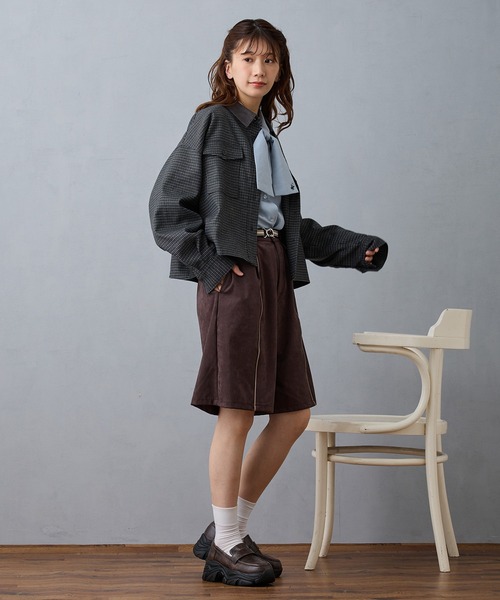 NICOLE CLUB（ニコル　クラブ）の「クロップドチェックシャツ（シャツ/ブラウス・レディース・チャコール/グレー/ベージュ・MEDIUM）」の11枚目の写真
