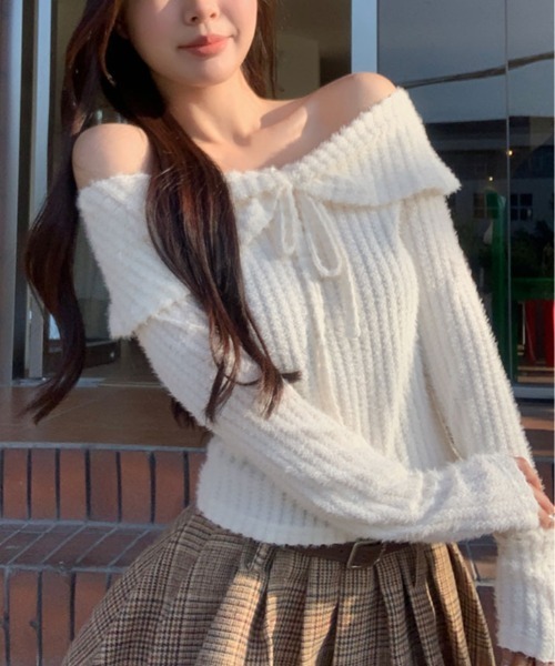 kirakiraShop(キラキラショップ)の「オフショルダー リボン デザイン ニット(ニット/セーター・レディース・ベージュ/ホワイト・FREE)」の3枚目の写真