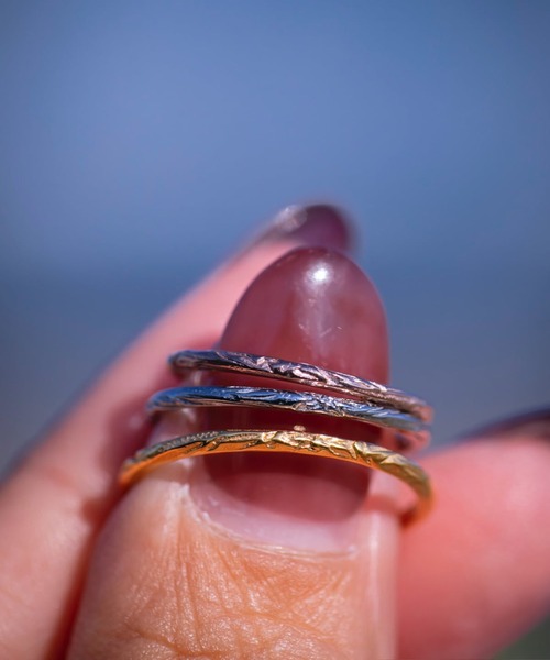 IRIEBEACH(アイリービーチ)の「Barrel ring 1mm【ピンキーサイズ有】/【ハワイアンジュエリー】【サージカルステンレス】【金属アレルギー対応】【IRIEBEACH / アイリービーチ】つけっぱなしOK(リング・レディース・シルバー/ピンク/ゴールド・19号/17号/15号/13号/11号/9号/7号/5号/3号/21号)」の4枚目の写真