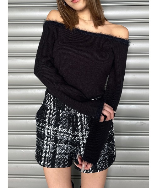 EGOIST(エゴイスト)の「端シャギータイトオフショルニットトップス(ニット/セーター・レディース・ブラック/ベージュ/ホワイト・FREE)」の1枚目の写真