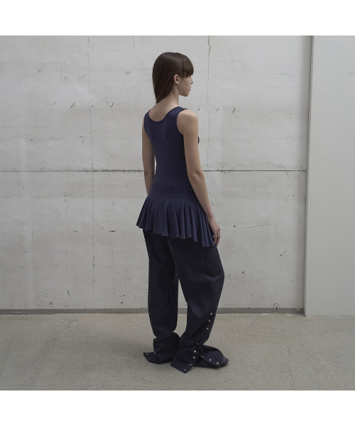 LCDC TM(エルシーディーシーティーエム)の「FRILL SLEEVELESS TOP (DARK NAVY)(Tシャツ/カットソー・レディース・ダークネイビー・SMALL/MEDIUM)」の3枚目の写真