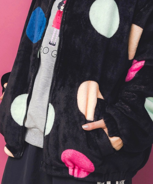 ScoLar(スカラー)の「153735:カラフルドット柄 双面フランネルブルゾン(ブルゾン・レディース・ブラック/グレー・M)」の8枚目の写真