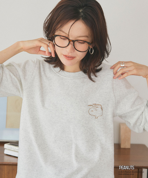 PEANUTS（ピーナッツ）の「【PEANUTS/ピーナッツ】SNOOPY/スヌーピー刺繍デザイン裏起毛スウェットトレーナー（ニット/セーター・レディース・ベージュ/イエロー/ネイビー・L/M/LL/3L）」の2枚目の写真