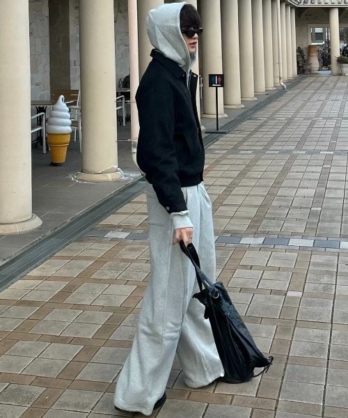 Chikashitsu +（チカシツプラス）の「【CS】2tuck sweat pants / 【シーエス】2タックスウェットパンツ（スウェットパンツ・メンズ・ブラック/アイボリー/グレー/ピンク・01/02）」の2枚目の写真