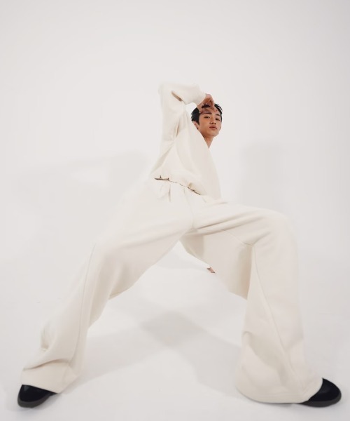 Chikashitsu +（チカシツプラス）の「【CS】2tuck sweat pants / 【シーエス】2タックスウェットパンツ（スウェットパンツ・メンズ・ブラック/アイボリー/グレー/ピンク・01/02）」の12枚目の写真