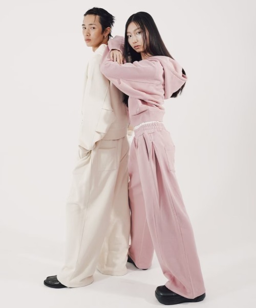 Chikashitsu +（チカシツプラス）の「【CS】2tuck sweat pants / 【シーエス】2タックスウェットパンツ（スウェットパンツ・メンズ・ブラック/アイボリー/グレー/ピンク・01/02）」の10枚目の写真