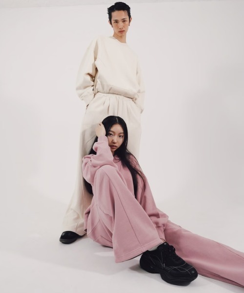 Chikashitsu +（チカシツプラス）の「【CS】2tuck sweat pants / 【シーエス】2タックスウェットパンツ（スウェットパンツ・メンズ・ブラック/アイボリー/グレー/ピンク・01/02）」の9枚目の写真