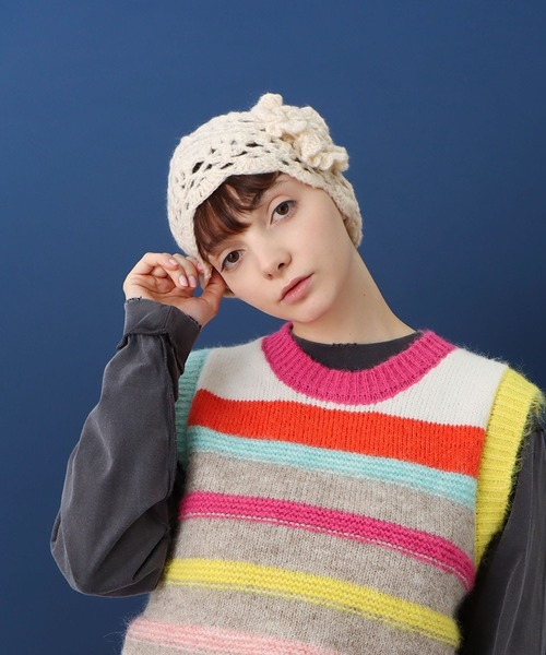 Three Four Time（ｽﾘｰﾌｫｰﾀｲﾑ）の「花モチーフ編みキャップ（ニットキャップ/ビーニー・レディース・アイボリー/ブラウン・FREE）」の3枚目の写真