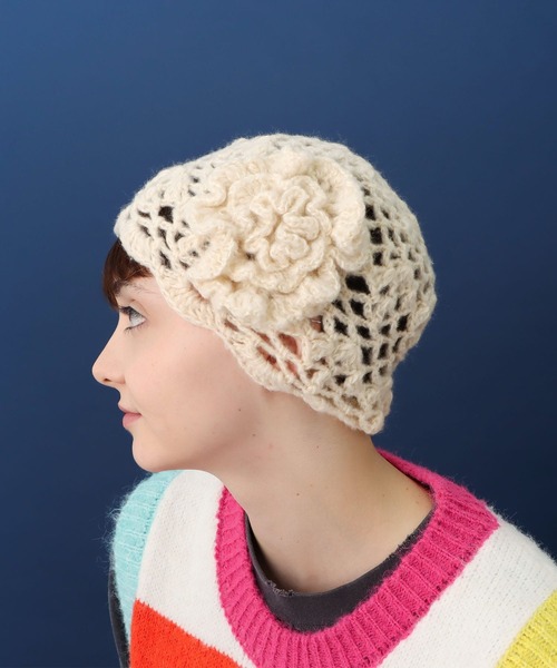 Three Four Time（ｽﾘｰﾌｫｰﾀｲﾑ）の「花モチーフ編みキャップ（ニットキャップ/ビーニー・レディース・アイボリー/ブラウン・FREE）」の4枚目の写真
