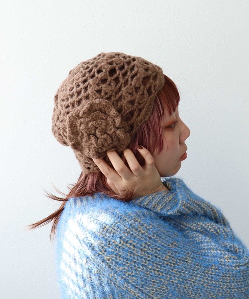 Three Four Time（ｽﾘｰﾌｫｰﾀｲﾑ）の「花モチーフ編みキャップ（ニットキャップ/ビーニー・レディース・アイボリー/ブラウン・FREE）」の5枚目の写真