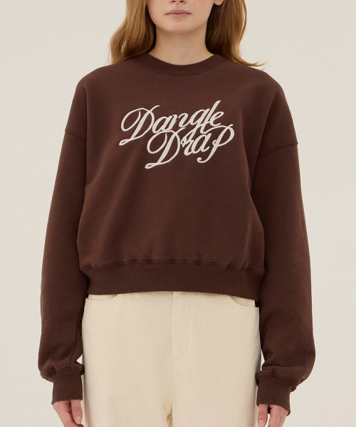 DANGLEDROP(ダングルドロップ)の「DGDP レタリング刺繍クロップスウェット_ブラウン(スウェット・レディース・その他・SMALL/MEDIUM)」の3枚目の写真