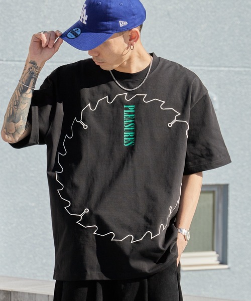 PLEASURES(プレジャー)の「PLEASURES/プレジャーズ ブランドロゴ コットンクルーネックTシャツ 2026年春夏(Tシャツ/カットソー・メンズ・ブラック・L/XL)」の1枚目の写真