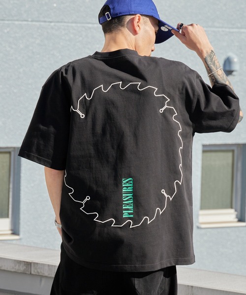 PLEASURES(プレジャー)の「PLEASURES/プレジャーズ ブランドロゴ コットンクルーネックTシャツ 2026年春夏(Tシャツ/カットソー・メンズ・ブラック・L/XL)」の15枚目の写真