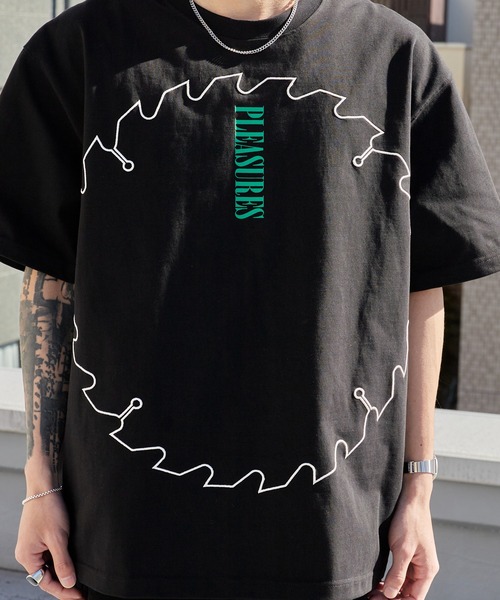 PLEASURES(プレジャー)の「PLEASURES/プレジャーズ ブランドロゴ コットンクルーネックTシャツ 2026年春夏(Tシャツ/カットソー・メンズ・ブラック・L/XL)」の5枚目の写真