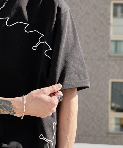 PLEASURES(プレジャー)の「PLEASURES/プレジャーズ ブランドロゴ コットンクルーネックTシャツ 2026年春夏(Tシャツ/カットソー・メンズ・ブラック・L/XL)」の4枚目の写真