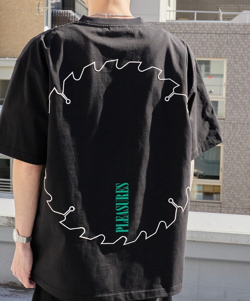 PLEASURES(プレジャー)の「PLEASURES/プレジャーズ ブランドロゴ コットンクルーネックTシャツ 2026年春夏(Tシャツ/カットソー・メンズ・ブラック・L/XL)」の2枚目の写真