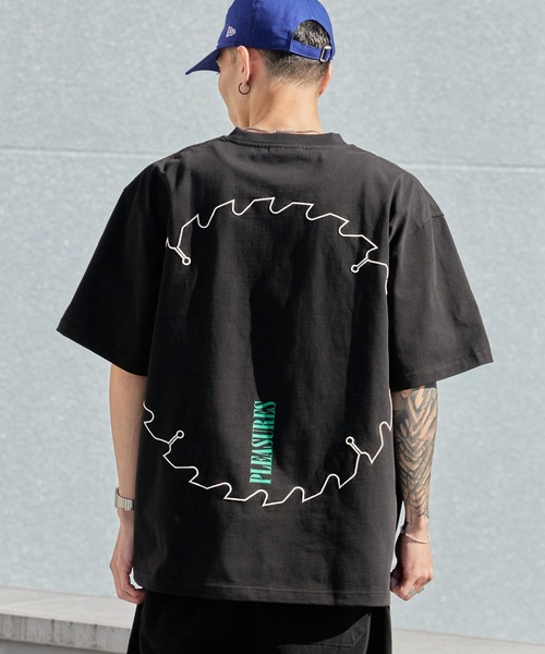 PLEASURES(プレジャー)の「PLEASURES/プレジャーズ ブランドロゴ コットンクルーネックTシャツ 2026年春夏(Tシャツ/カットソー・メンズ・ブラック・L/XL)」の17枚目の写真
