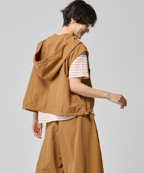 KRIFF MAYER Lady's Collection（クリフメイヤーレディースコレクション）の「撥水 ドロスト フードベスト / ミリタリーベスト / ナイロンベスト / 体型カバー / ライトアウター / セットアップ対応（ベスト・レディース・ブラック/ライトブラウン・LARGE/MEDIUM）」の3枚目の写真