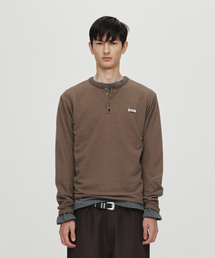 HEUTE（ホイテ）の「TEXTURED HENLEY NECK T-SHIRT (BROWN)（Tシャツ/カットソー）」